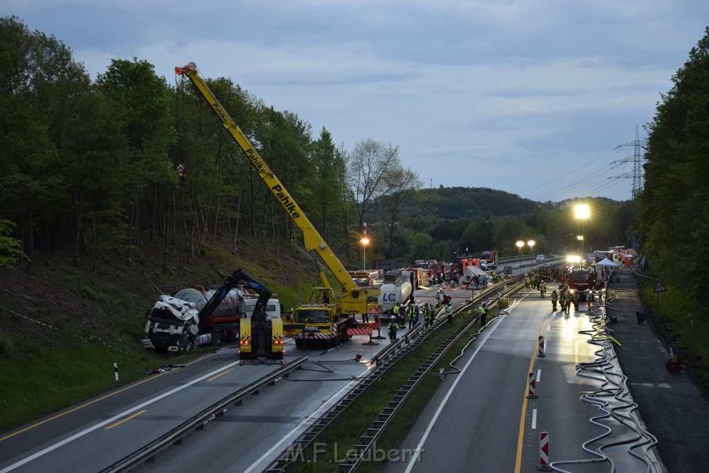 VU Gefahrgut LKW umgestuerzt A 4 Rich Koeln Hoehe AS Gummersbach P504.JPG - Miklos Laubert